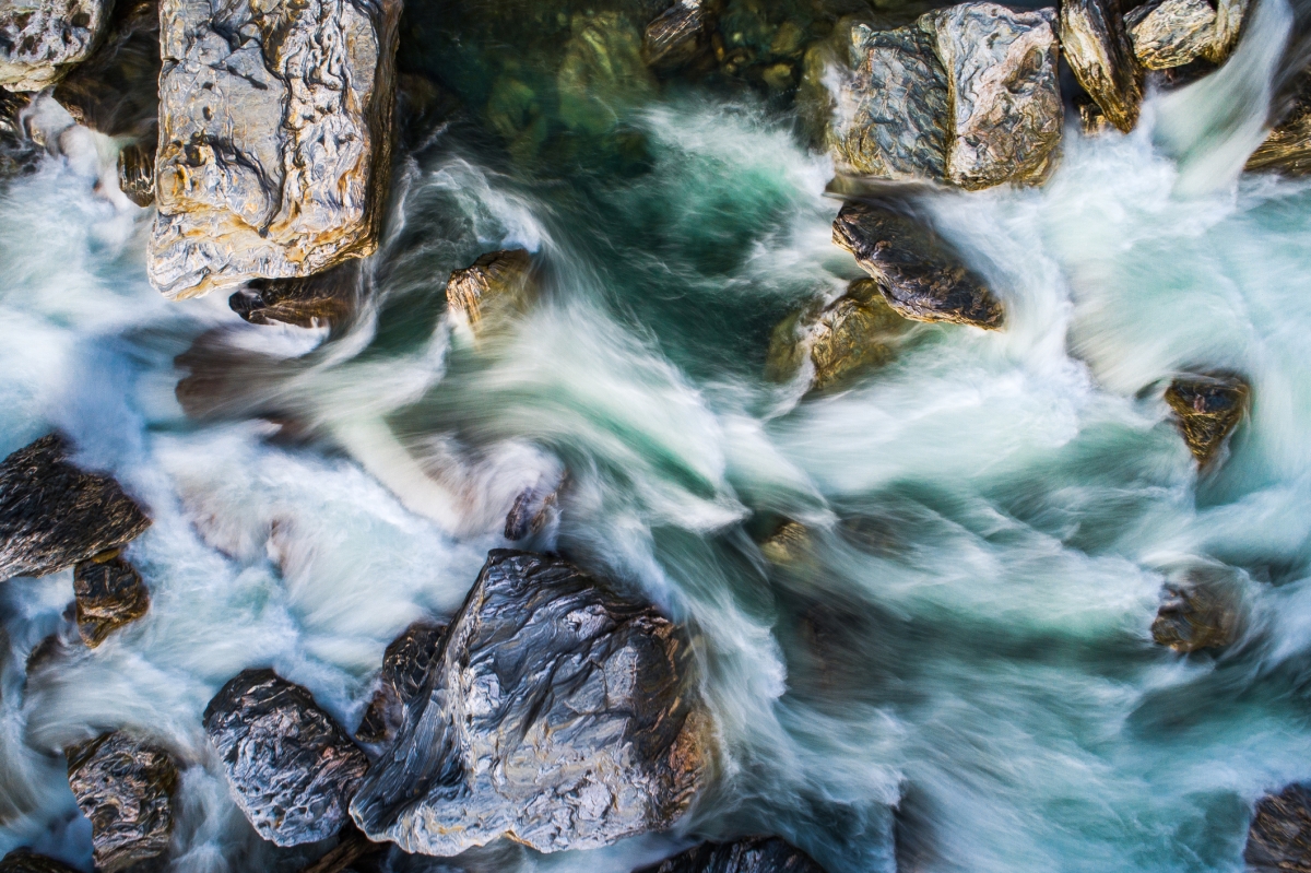 Ein Flussbett, das den Weg des Wassers lenkt: Das Wasser ist die Kommunikation – sie fließt wild oder versiegt. Das Flussbett ist die Führung. Wenn das Bett falsch gegraben ist, nützt es nichts, mehr Wasser hineinzuschütten.